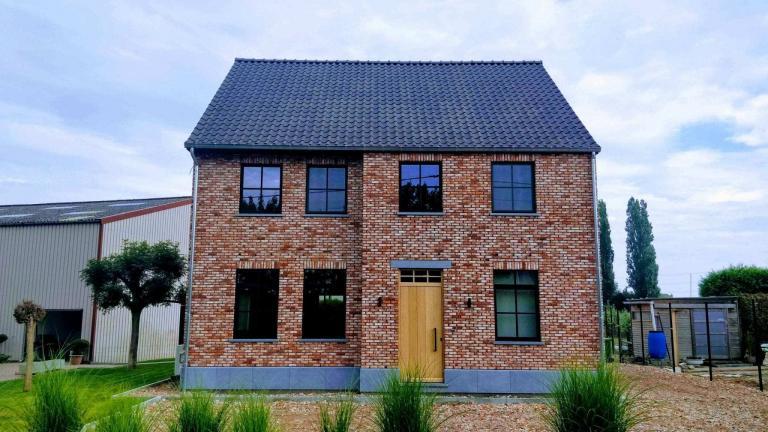 Houten voordeur en zwarte ramen Sint-Truiden