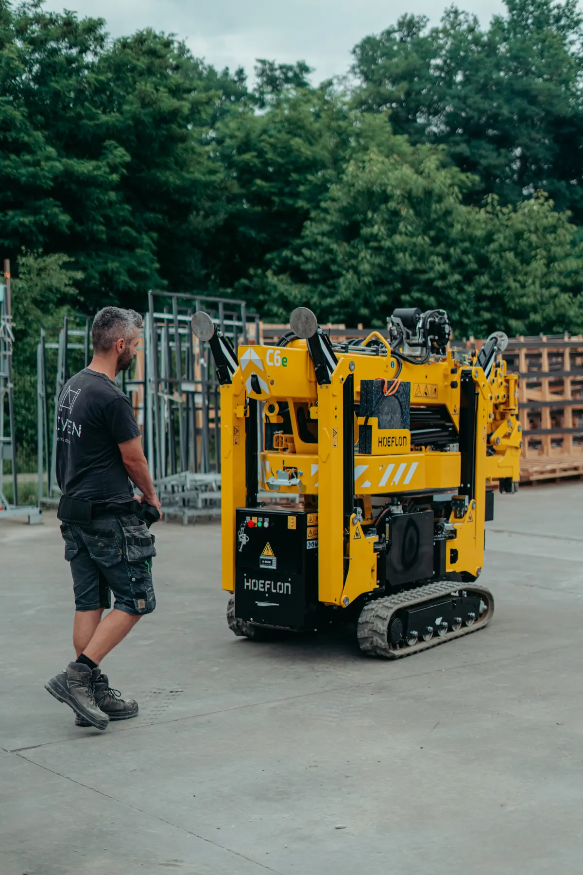 NEVEN-medewerker aan het werk met gespecialiseerd hijsmaterieel