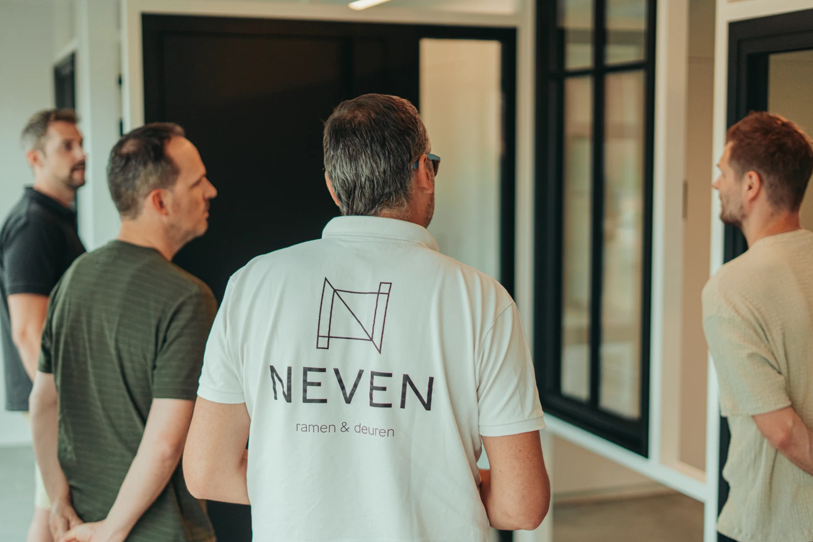 NEVEN bespreekt de ramen en technische details met de klant