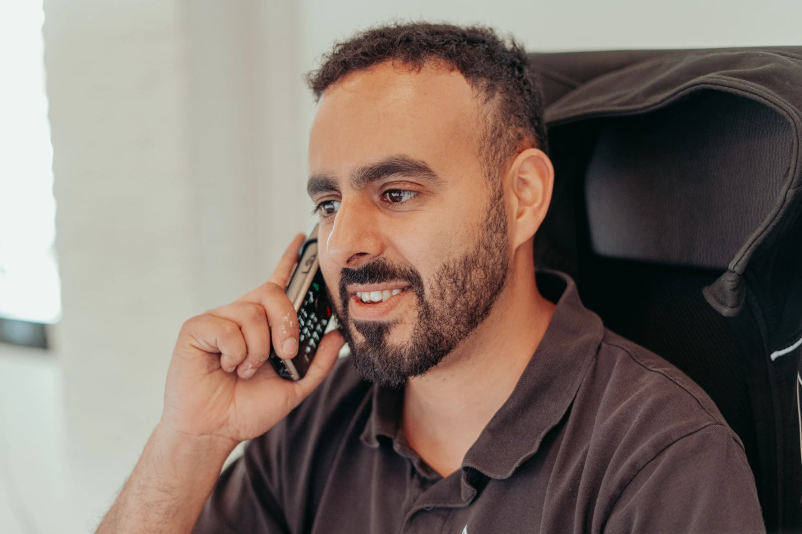 NEVEN-medewerker helpt een klant telefonisch