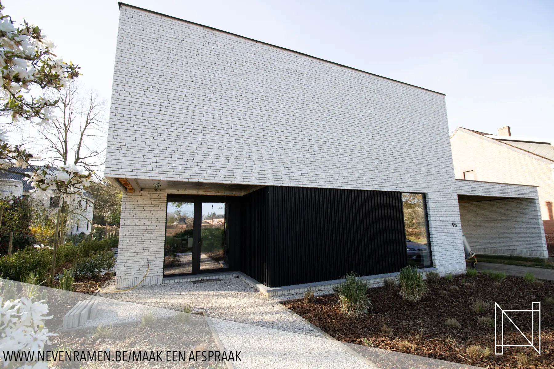 Volledig gevelbeeld van Nieuwbouw met schuiframen in Genk