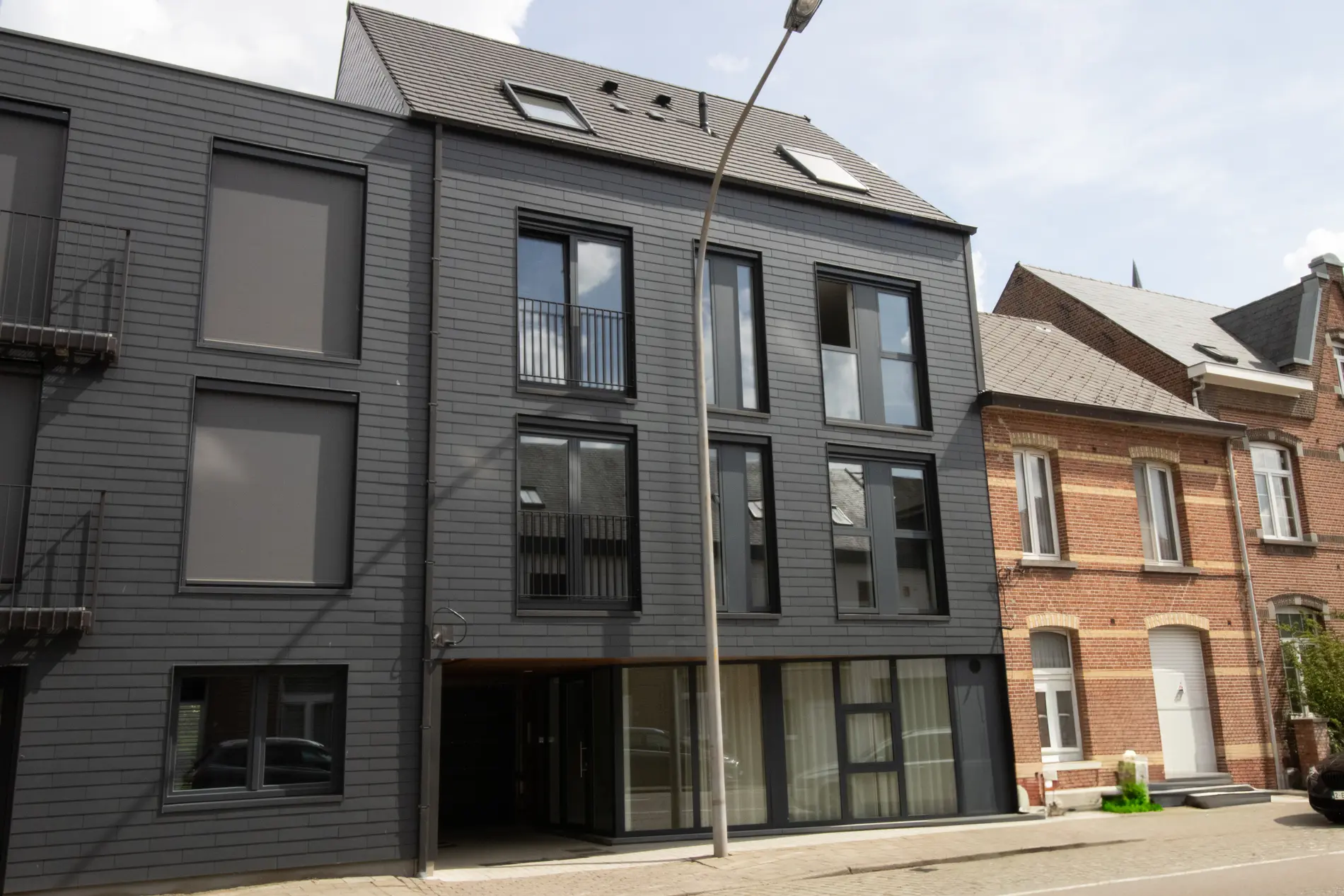 Stadswoning met donkere aluminium ramen
